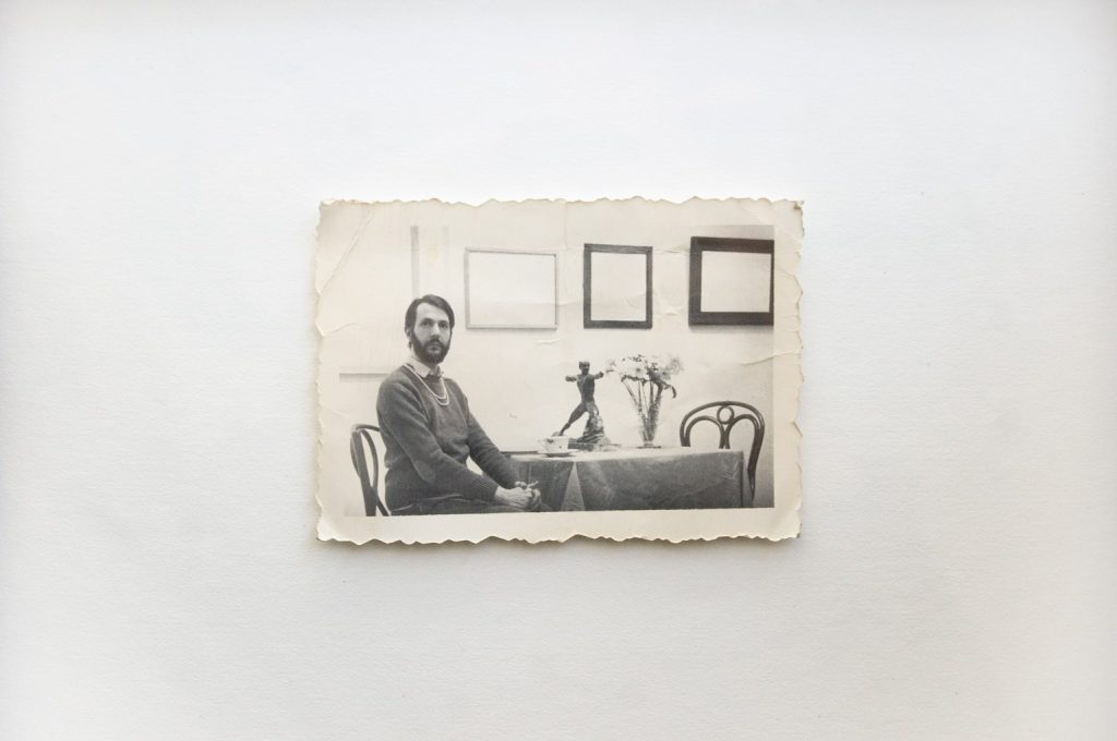 Autoportrait en Hélène Beltracchi se faisant passer pour sa grand-mère fictive, [1942-1995-2017], 2017 tirage photographie argentique, prise de vue à l'appareil ancien, patine, cadre.