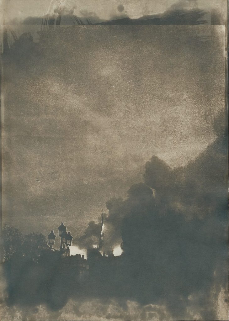 Incendie de Notre-Dame de Paris, Cyanotype d'après négatif papier, virage au café, 2020