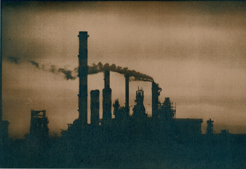 Usine pétrochimique à Port-de-Bouc, Cyanotype sur papier, virage au thé vert, 2018