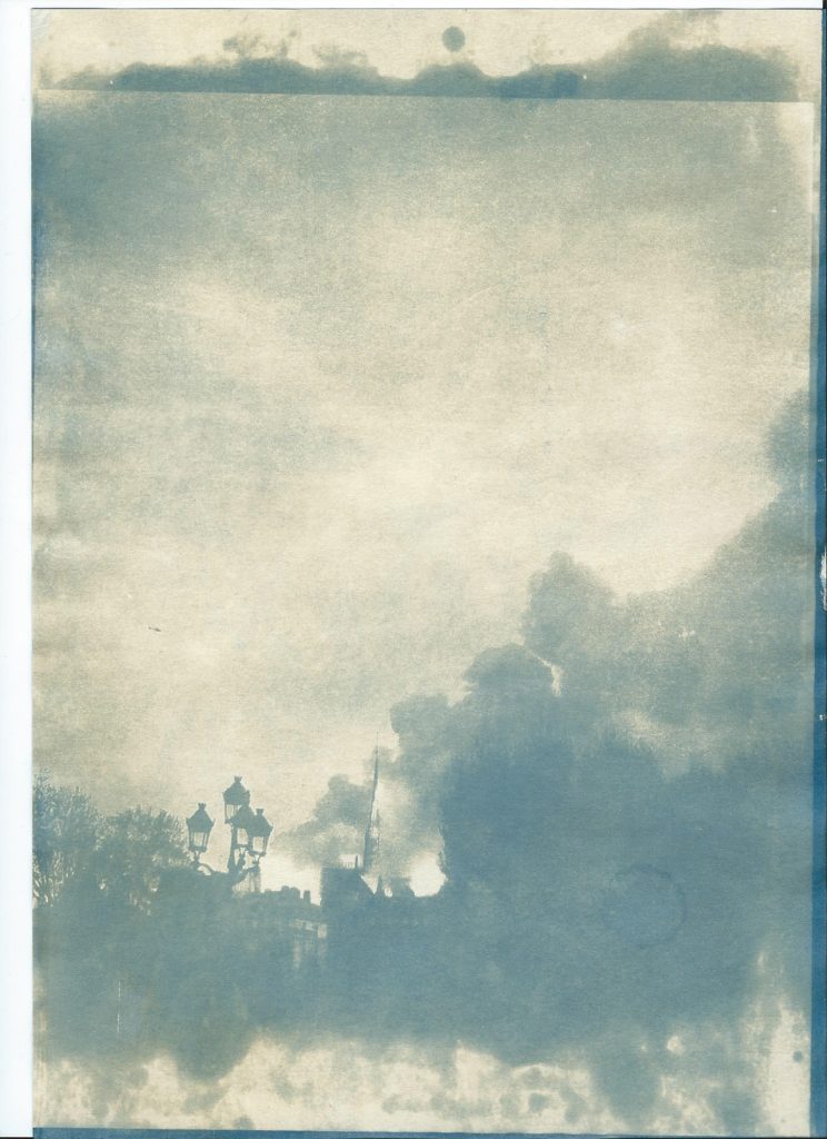 Incendie de Notre-Dame de Paris, Cyanotype d'après négatif papier, virage au permanganate, 2020