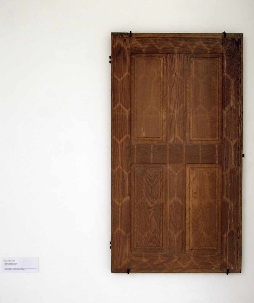 Latticed Window [1835], 2017 Volet en bois modifié par l'action du soleil, avec impression des plombs de vitrage. Artothèque de Châtellerault