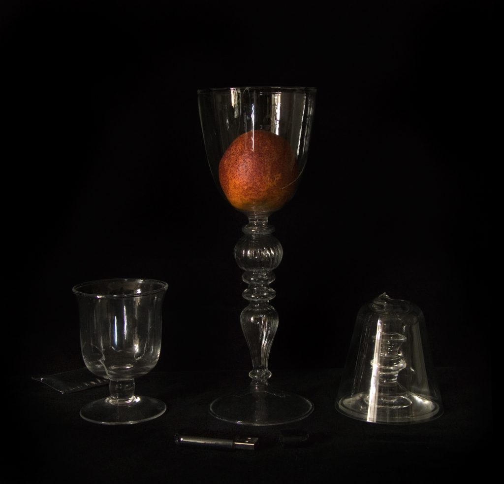 Photographie Orange sanguine, verres brisés et clé USB, 2009