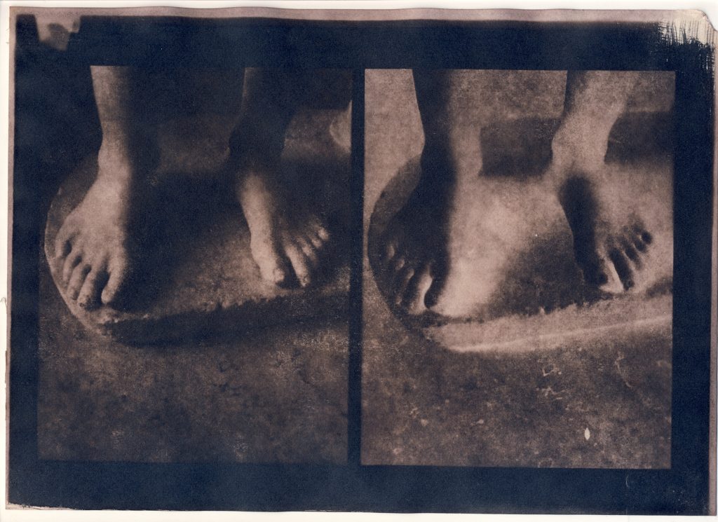 Les pieds d'Hadrien au Louvre (négatif/positif), Cyanotype sur papier, virage au café, 2018 - 2019