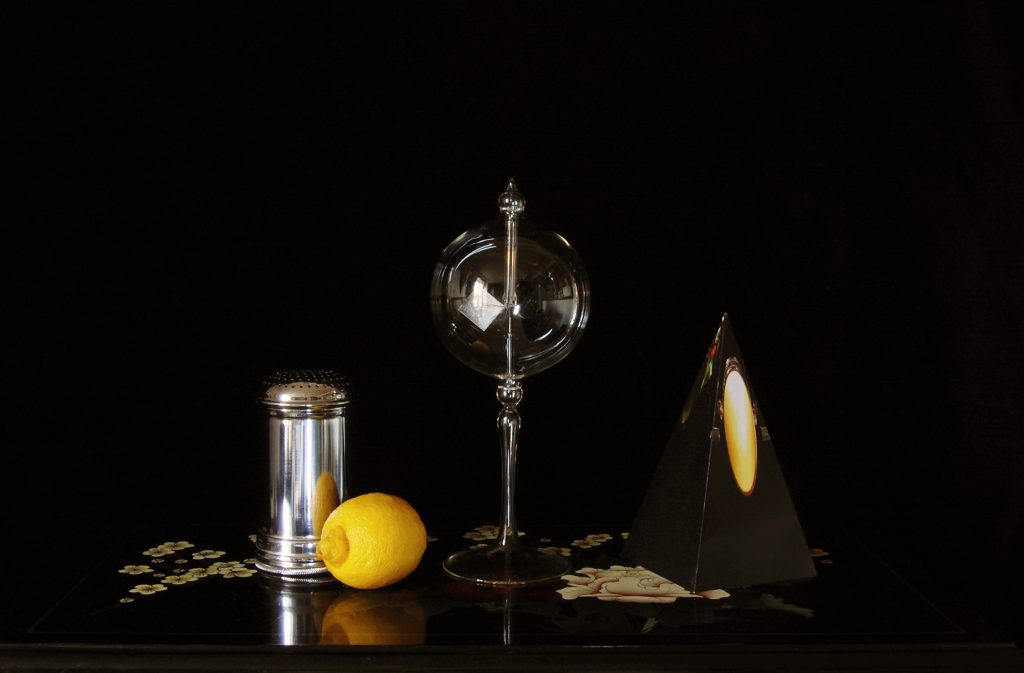 Photographie Radiomètre, saupoudreuse et anamorphose pyramidale sur une table laquée, 2009