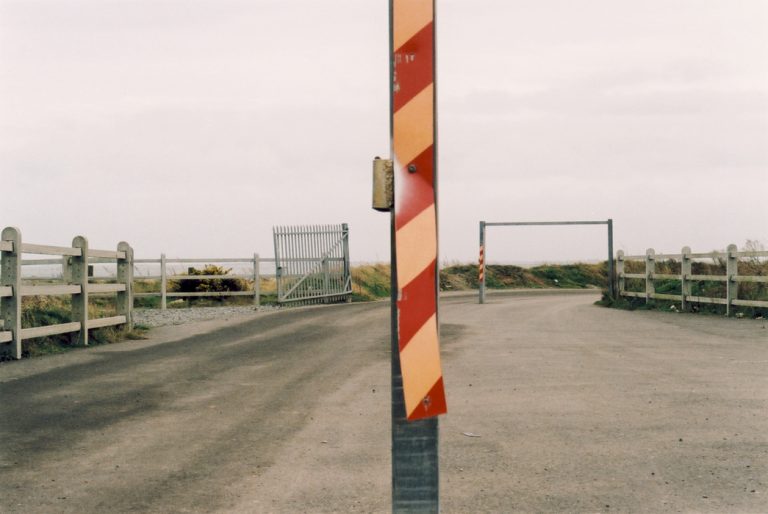 L'image représente un bord de mer à Wexford avec des barrières qui forment un ensemble géométrique