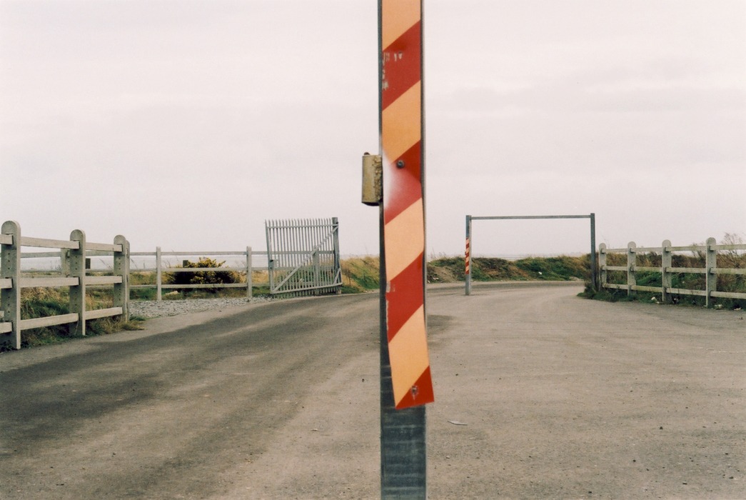 L'image représente un bord de mer à Wexford avec des barrières qui forment un ensemble géométrique