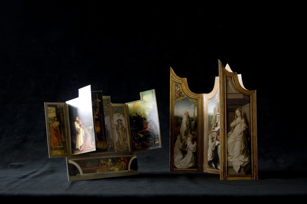 Deux triptyques en modèle reduit en carton sur un fond noir